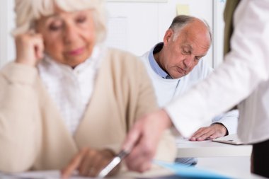 Öğretmen yardımcı kadın kıdemli