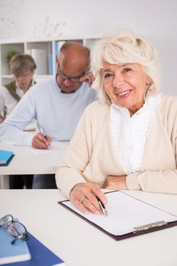 Boş kağıt ile yaşlı öğrenci