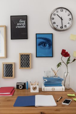 Masa üzerinde açık defter
