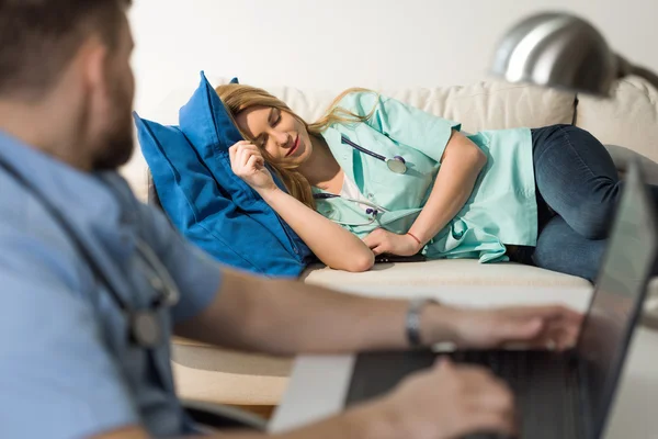 Enfermera soñolienta está descansando — Foto de Stock