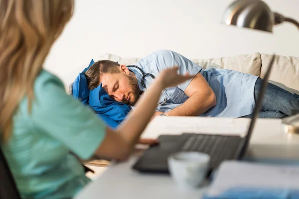 Krankenschwester streitet mit Arzt — Stockfoto