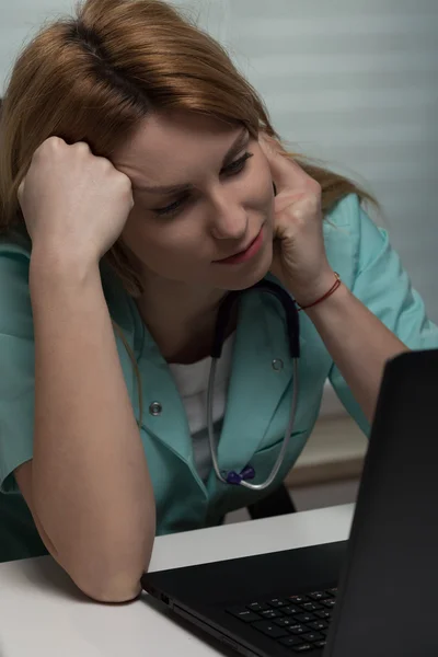 Étudiante en médecine et son ordinateur portable — Photo