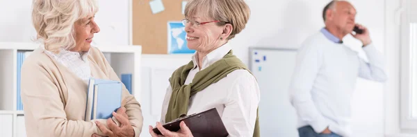 Mujeres mayores hablando — Foto de Stock