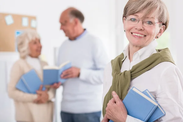 Lächelnde mündige Studenten — Stockfoto