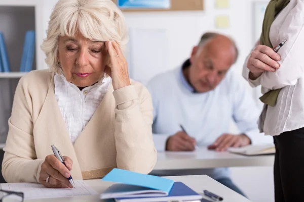 Volwassen studenten schrijven test — Stockfoto