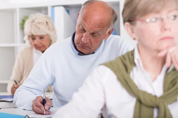 Étudiants adultes ayant un test — Photo