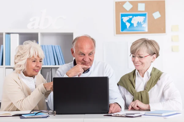 Oudere mensen met behulp van laptop — Stockfoto