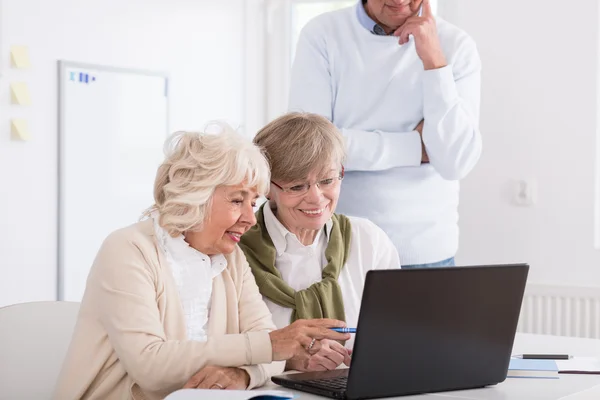 Lächelnde Seniorinnen — Stockfoto