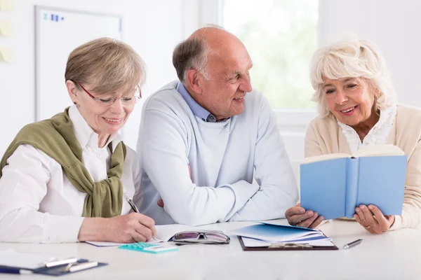 Gelukkig gepensioneerden studeren — Stockfoto