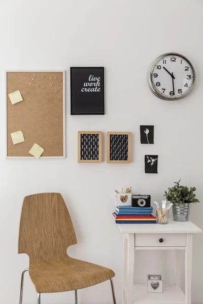 Silla de madera y mesita de noche — Foto de Stock