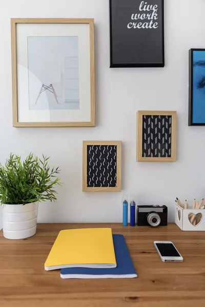 Cuaderno sobre mesa de madera —  Fotos de Stock