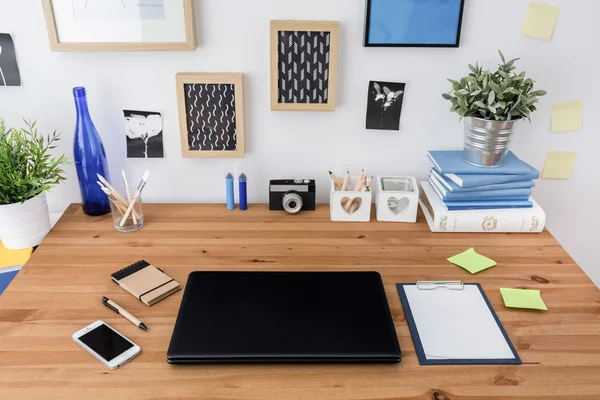 Laptop chiuso sul tavolo — Foto Stock