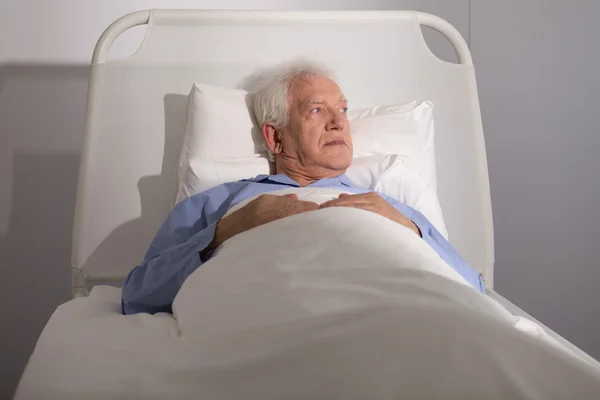 Paciente de edad avanzada en cama — Foto de Stock