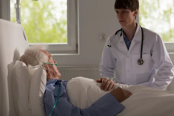 Jeune médecin et patient — Photo