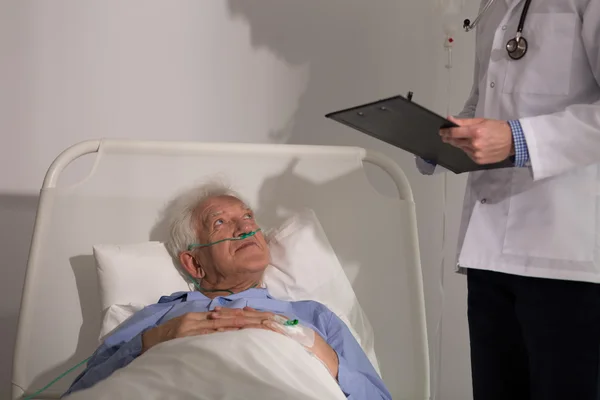 Médico diagnosticando paciente — Fotografia de Stock