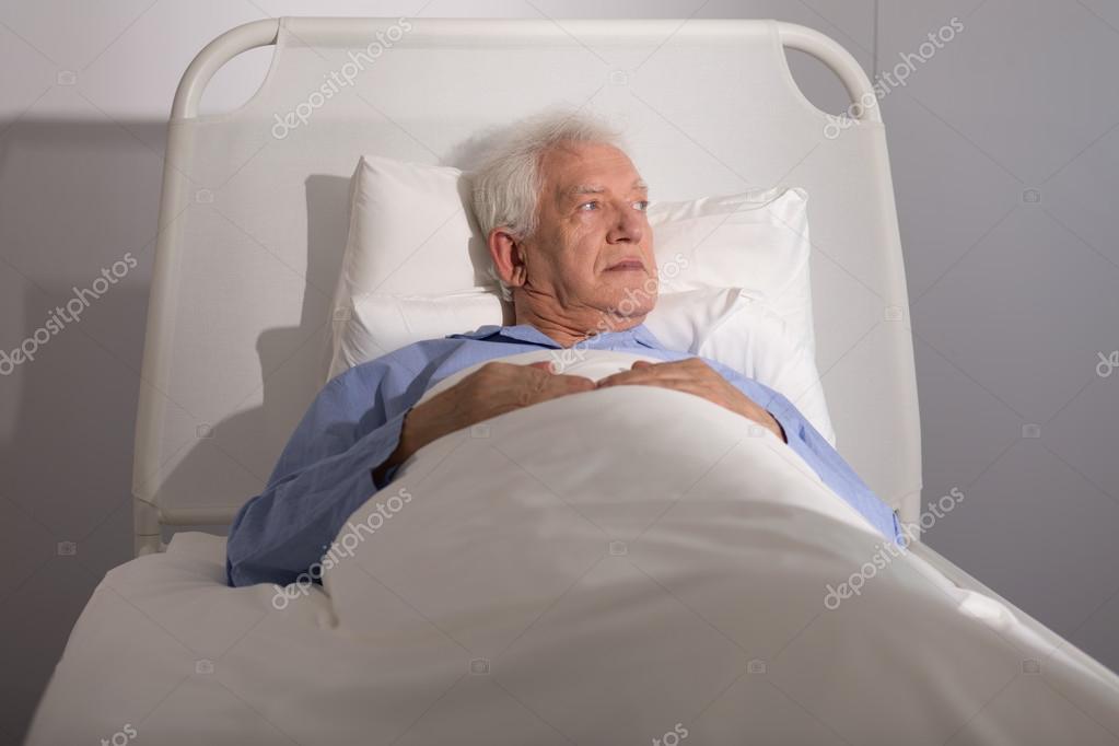 Дед заболел. Кровать для пожилых людей. Пожилой мужчина в больнице. Лежачий больной.