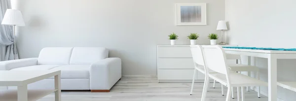 Weißes Interieur im minimalistischen Design — Stockfoto