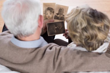 Eski fotoğraflara bakarken yaşlılar