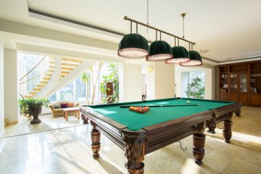 Oturma odasında Bilardo masası