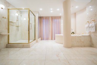 Lüks konakta geniş banyo