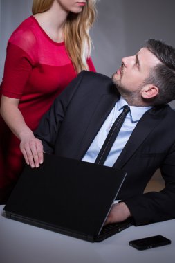 Çalışan kadın patron tarafından taciz