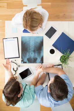 Doktor Röntgen analiz grup