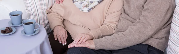 Vrouw haar man's hand aanraken — Stockfoto