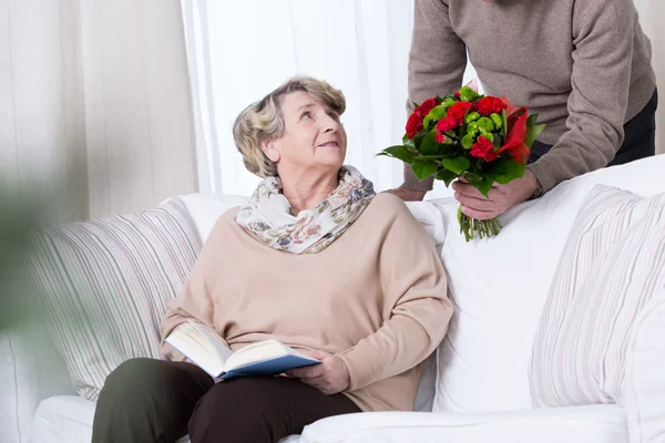 Man die geeft boeket van rode rozen — Stockfoto