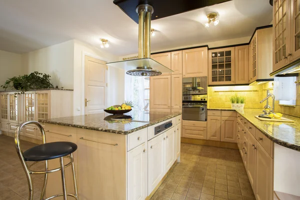 Kitchen island in designed kitchen — Stock Photo, Image