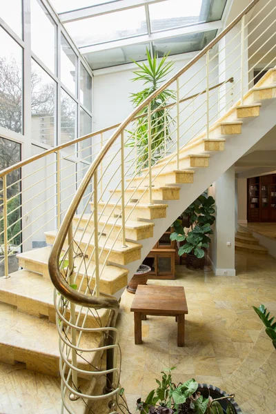 Treppe in Luxusvilla gestaltet — Stockfoto