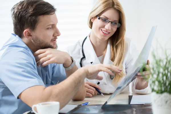 Doctor asks for advice — Stock Photo, Image