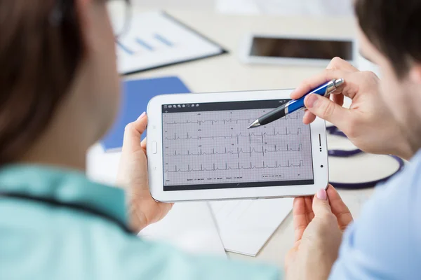 Analyzing electrocardiogram on a tablet — Stock Photo, Image