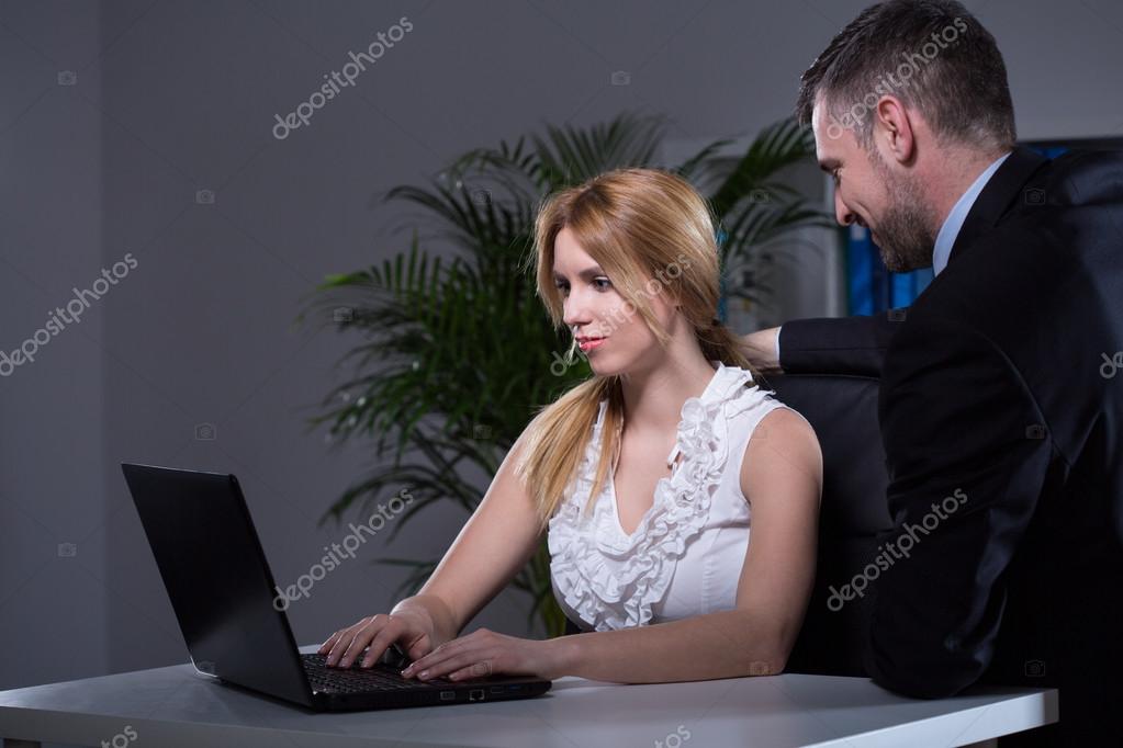 Молодая секретарша и босс. Рассказы изменила с начальником. Женщина босс и подчиненный. Домогательства в офисе. Мужчина и женщина в офисе.