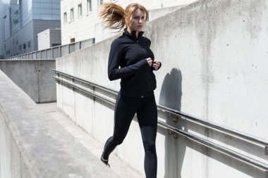 şehirde kadın runner