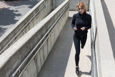 şehirde kadın runner