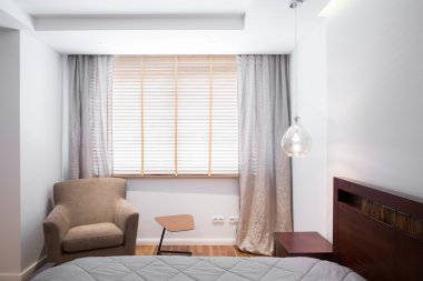 sandalye yatak köşesinde