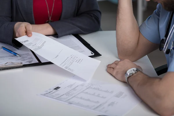 Lawyer giving the summons — Stock Photo, Image