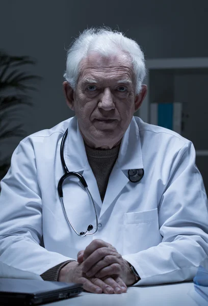 Older serious doctor — Stock Photo, Image
