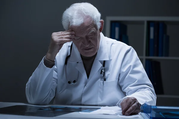 Doctor and bad diagnosis — Stock Photo, Image
