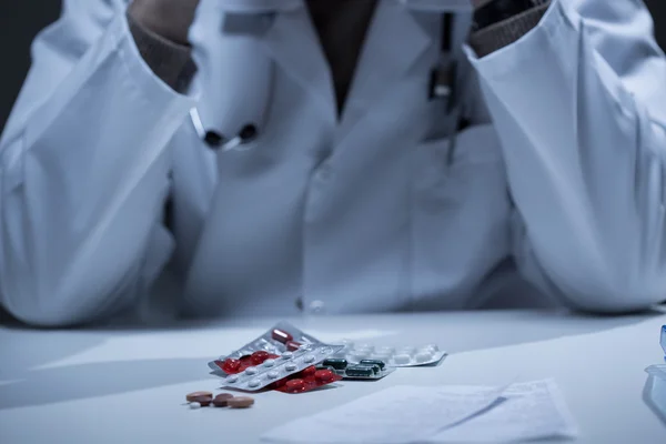 Divers médicaments sur le bureau — Photo