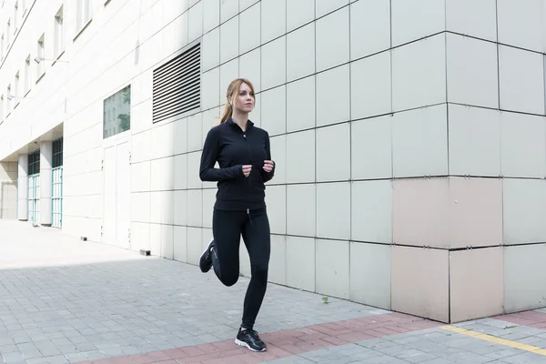 Jeune femme saine jogging — Photo
