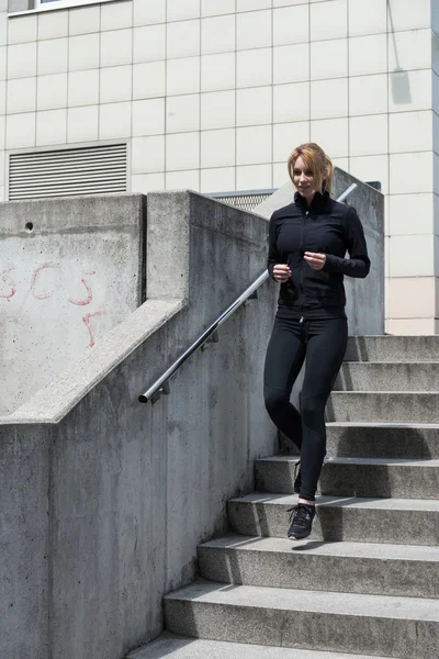 階段の上を走っている女性 — ストック写真