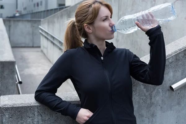 Dopasowanie kobieta wody pitnej — Zdjęcie stockowe
