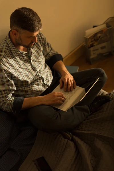 Enda man och hans laptop — Stockfoto