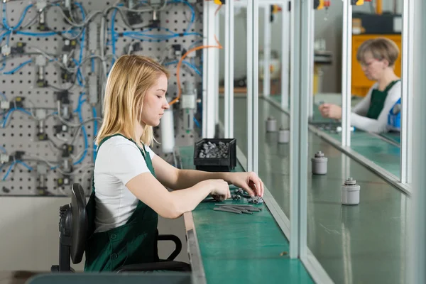 Jovem mulher no trabalho — Fotografia de Stock