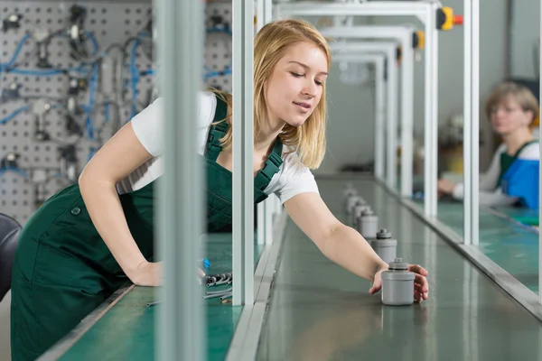 Jovem mulher na fábrica — Fotografia de Stock