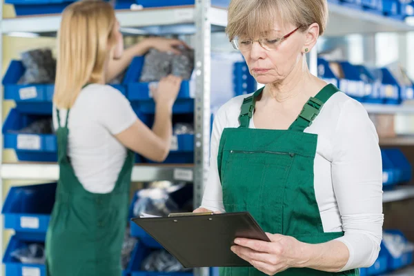 Mujeres trabajadoras en fábrica — Foto de Stock