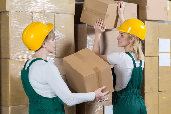 Women laying the boxes — Stock Photo, Image
