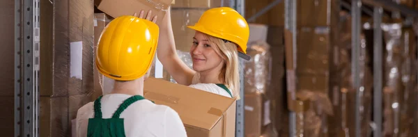 Sonriente empleado de la fábrica — Foto de Stock