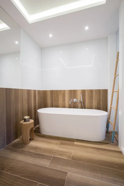 Houten badkamer met witte badkuip — Stockfoto